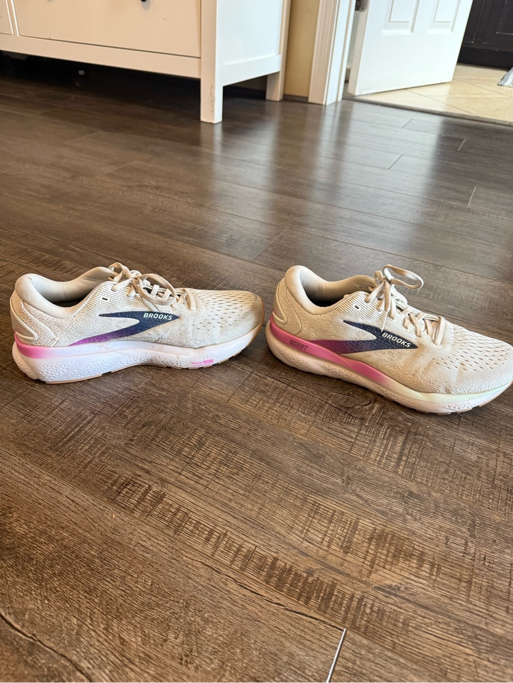 Brooks Women's Running Shoes - cream with Pink